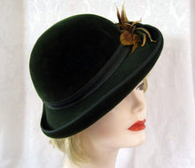 Load image into Gallery viewer, 1940s Tilt Hat Knox Dark Green Velour Tilt Hat 21"