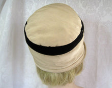 Load image into Gallery viewer, 1920s Silk Cloche Hat Black & Tan Silk Faille Cloche 21"