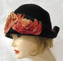 Load image into Gallery viewer, 1920s Bi-Corn Cloche Hat Black Straw Velveteen Flower Appliques